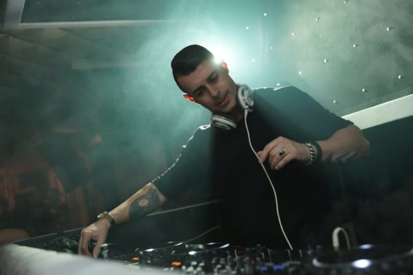 Cachê extra pro DJ tocar sertanejo e pagode até de manhã